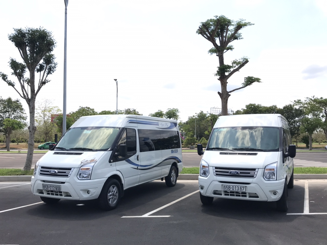 Thuê xe 16 chỗ Ford Transit